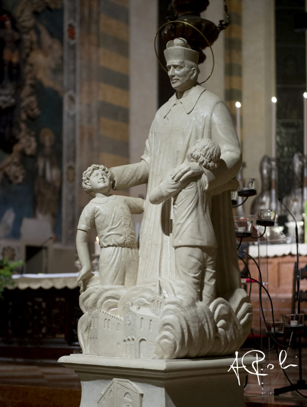 La statua presso la Chiesa di Sant’Anastasia