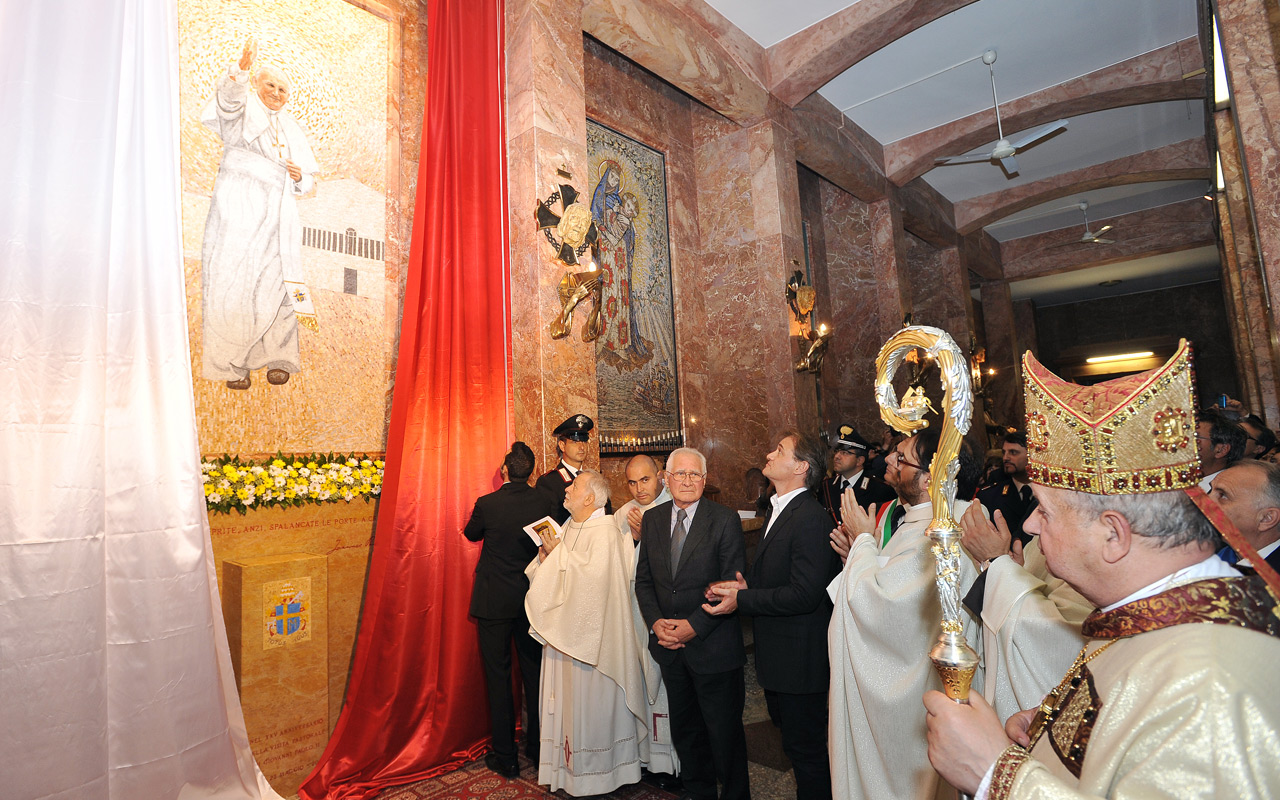 Al centro con il Maestro Albano Poli, il Cardinale Stanisław Dziwisz che ha celebrato la messa di inaugurazione delle opere.  