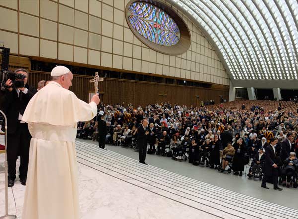 Papa Francesco presenta il del Crocifisso della Speranza