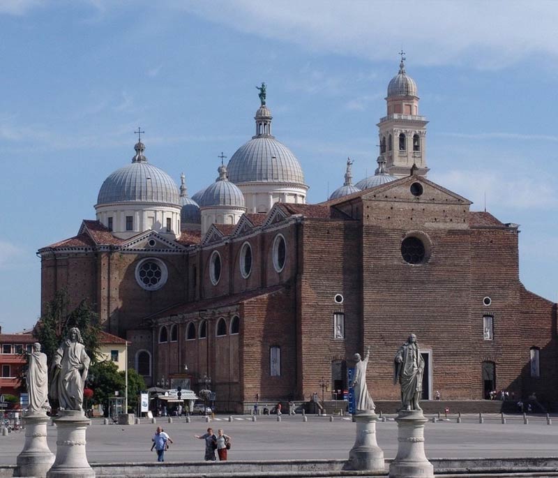 Facciata della abbazia di Santa Giustina a Padova 