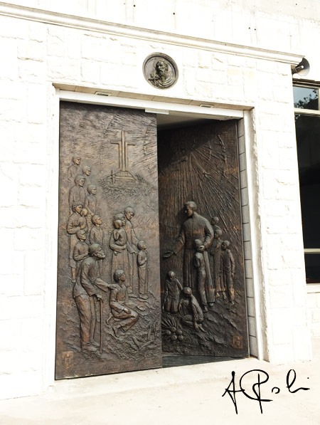 Uno dei portali in bronzo