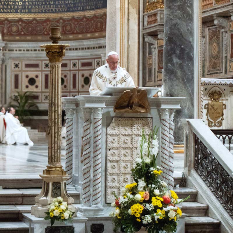 Papa Francesco pronuncia l'omelia dal nuovo ambone