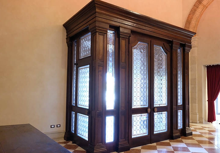 Bussola in legno con vetrata decorata a rulli