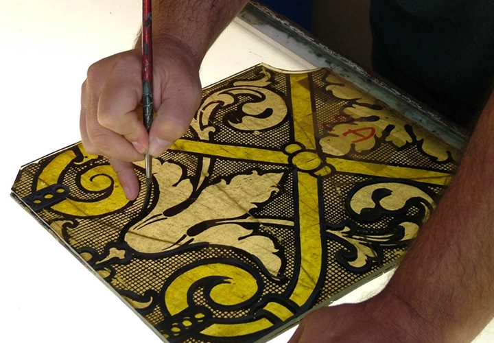 restauro di un pannello di una vetrata con motivo geometrico