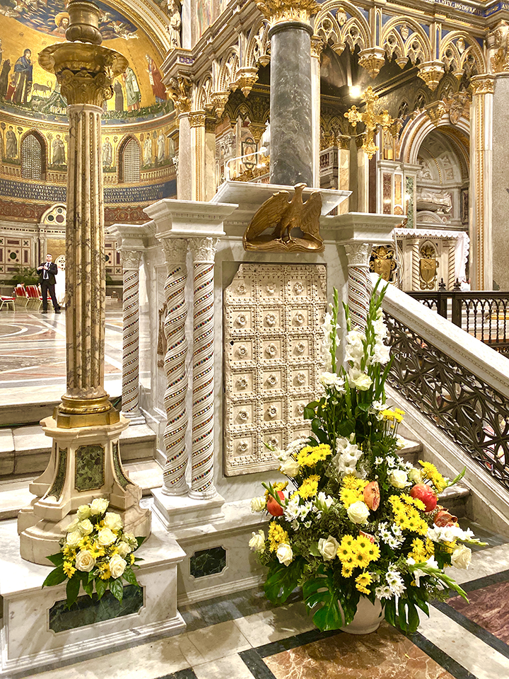 Il nuovo ambone realizzato per la basilica di San Giovanni in Laterano progettato da Progetto Arte Poli