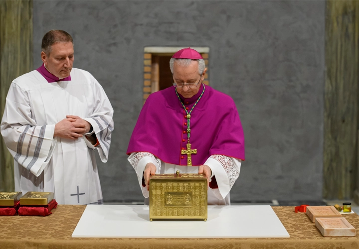 Arc. Ravelli con la cassetta del giubileo nella basilica di san pietro