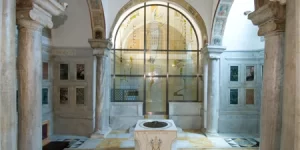 Vetrata realizzata per il fonte battesimale della Basilica Papale di San Paolo fuori le Mura