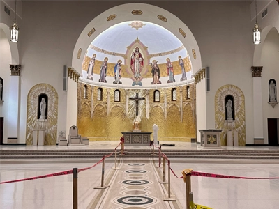 Posa degli arredi sacri e dei mosaici nella cattedrale di Corpus Chirsti